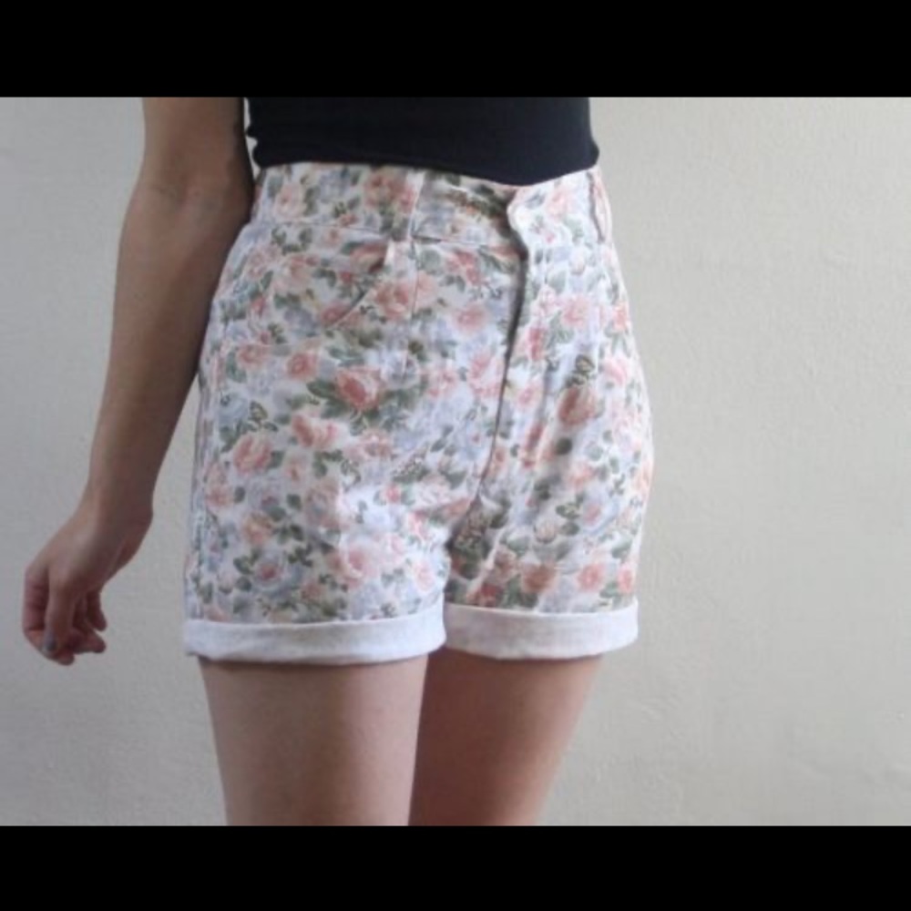 Pastel Floral 90’s High Waist Short.